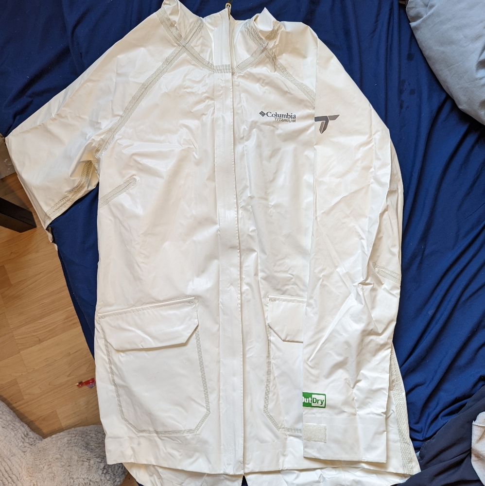 NWT Titanium OutDry Columbia women's raincoat medium M